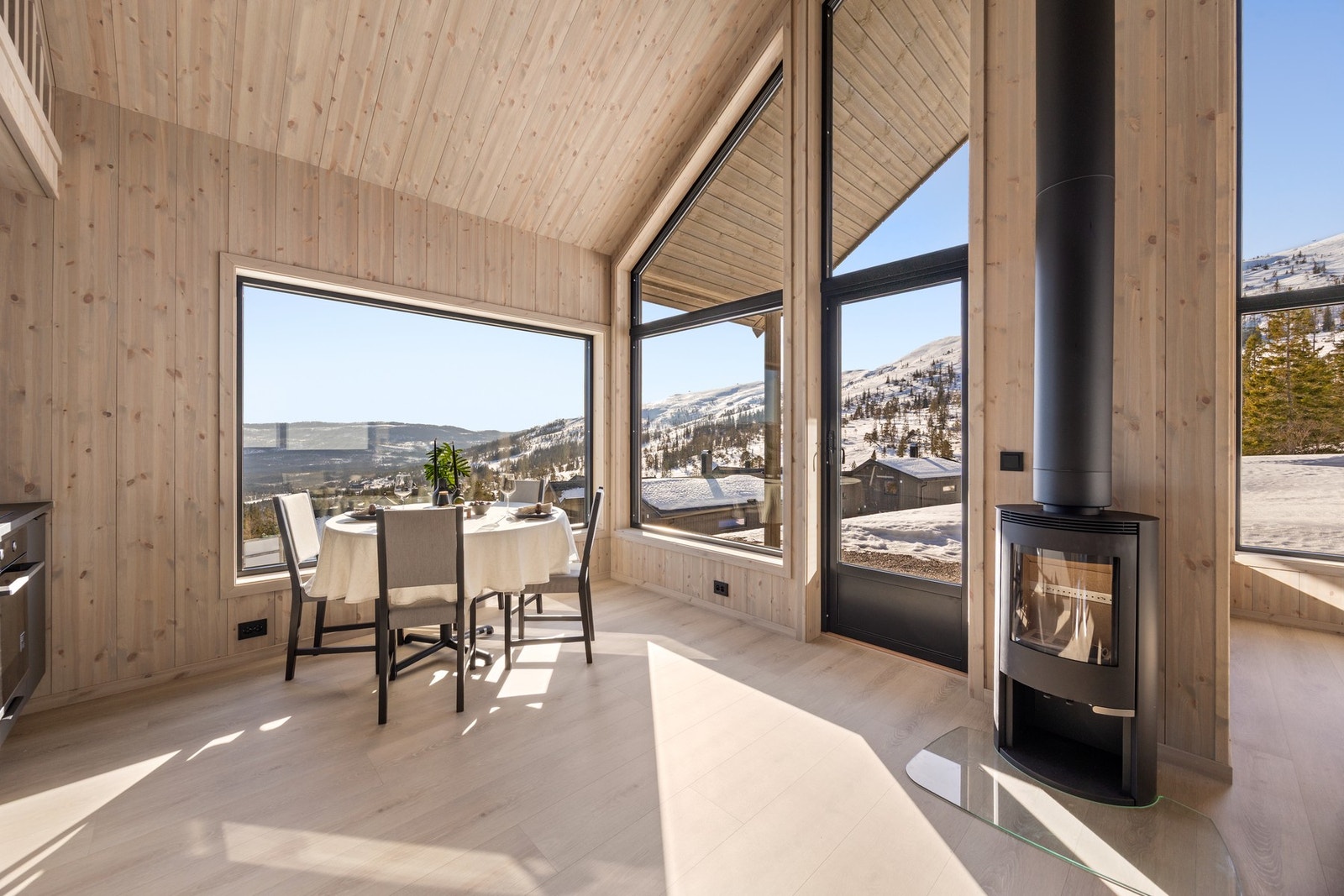 Det er god plass til spisebord ved kjøkkenet. Galleribilde