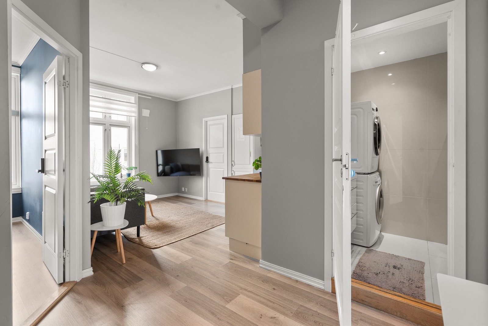 Leiligheten er pusset opp i moderne farger og fremstår som tiltalende Galleribilde