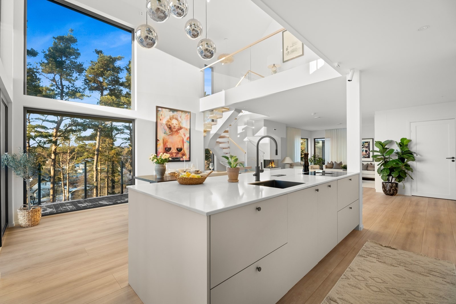 Kjøkkenet har en åpen løsning mot stuen i nedre plan og er utstyrt med moderne Rötpunkt kjøkken fra 2022. Galleribilde