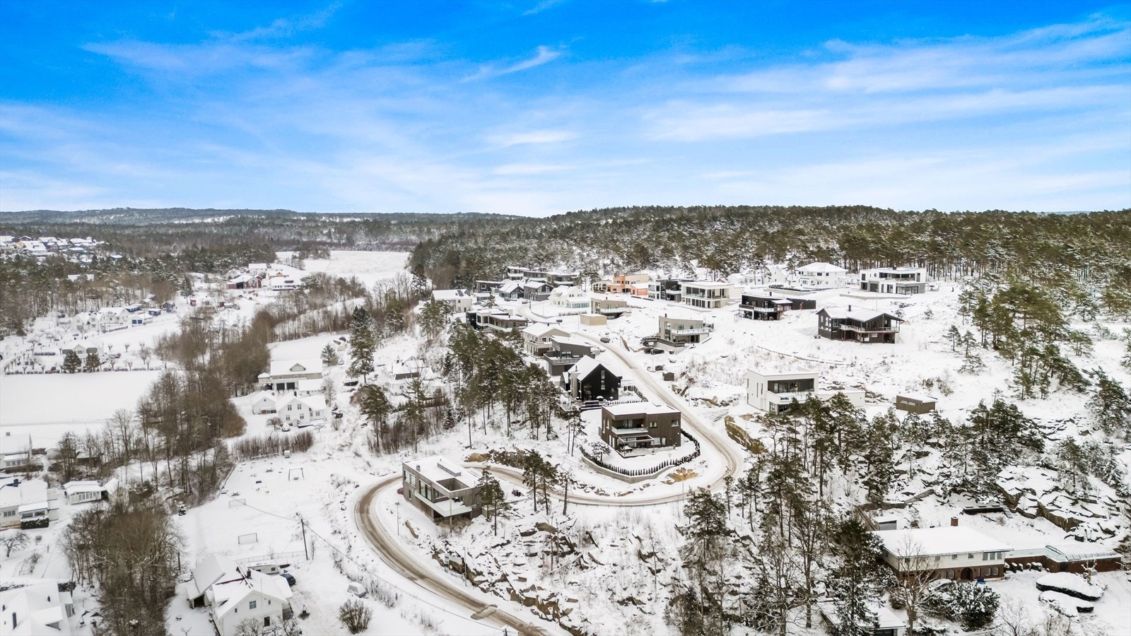 Områdebilde. Det gjøre oppmerksom på at det finnes ubebygde tomter nær boligen. Fremtidig fortetning, byggestøv og støy må påregnes. Galleribilde
