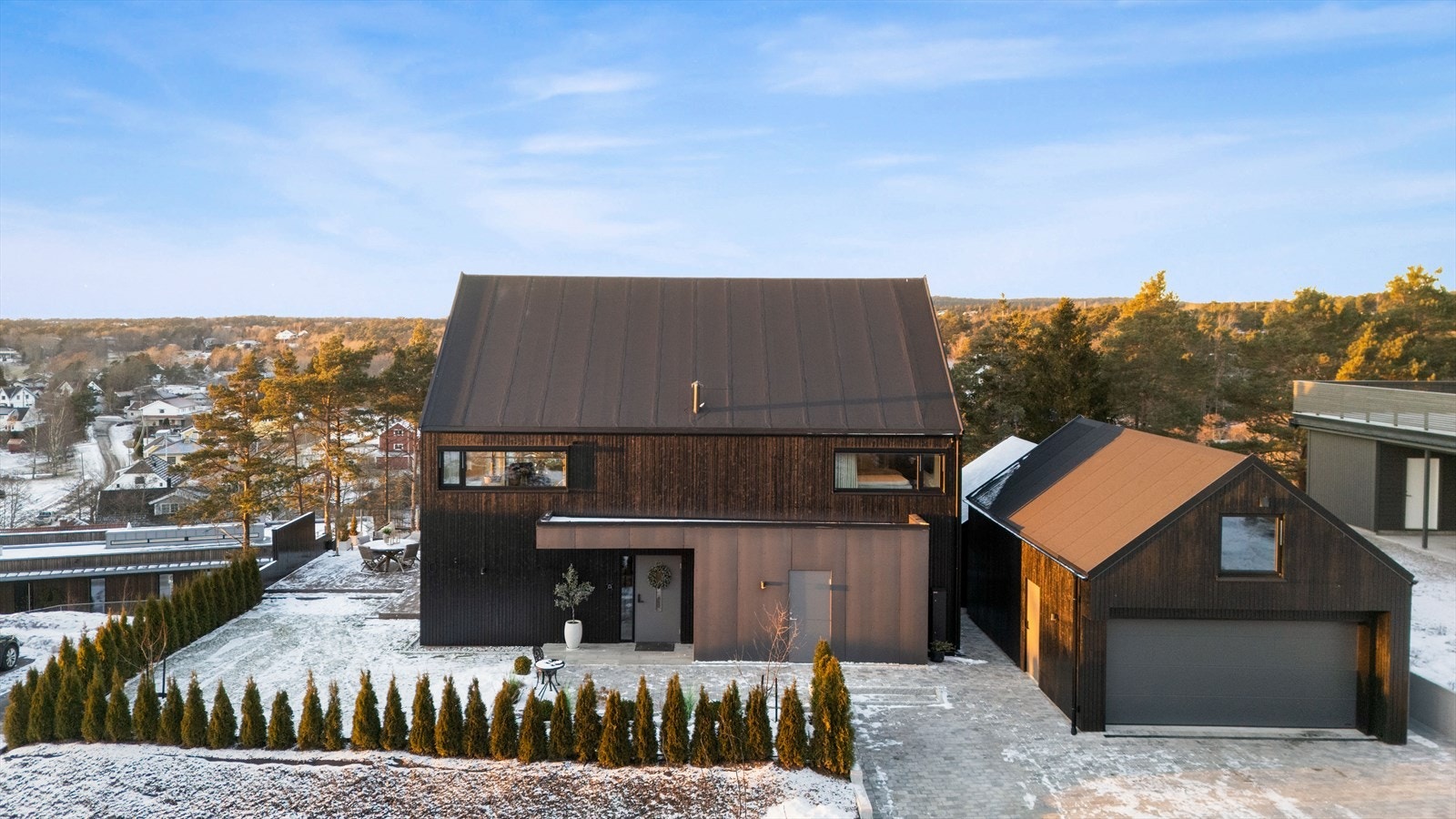 Eiendommen består av en stor enebolig, samt isolert dobbelgarasje med stor hems og sportsbod innredet til et topp moderne treningsrom! Galleribilde