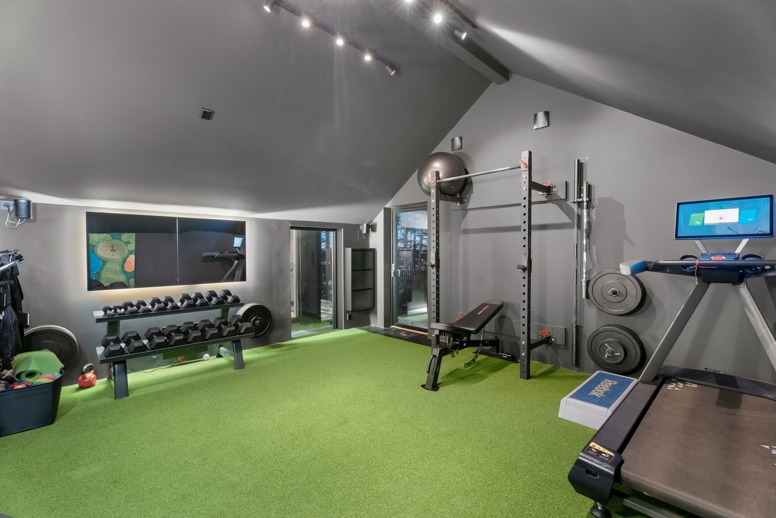 Sportsboden har gips med panel bak hele for oppheng. Det er lagt rør for fremtid vannrør i rommet. Galleribilde