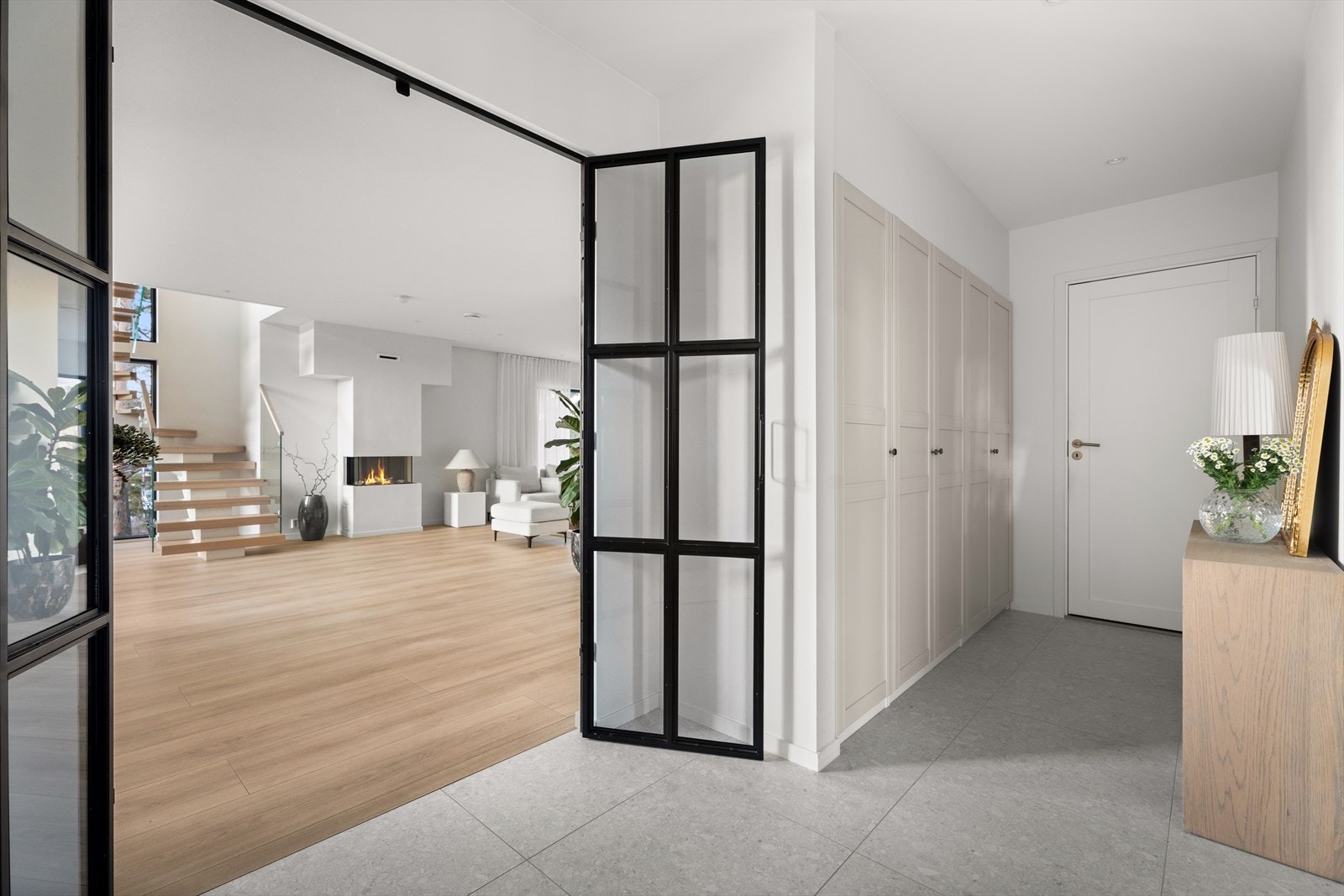 Rommet gir et ryddig inntrykk med plassbygd garerobeløsning og har praktisk adkomst til boligens øvrige rom. Galleribilde