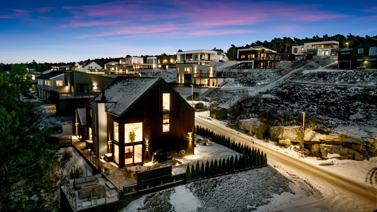 Velkommen til Langgårdslia 10 - en nyere enebolig fra 2022 med høy standard og fin arkitektonisk utforming, utsikt og sol! Galleribilde