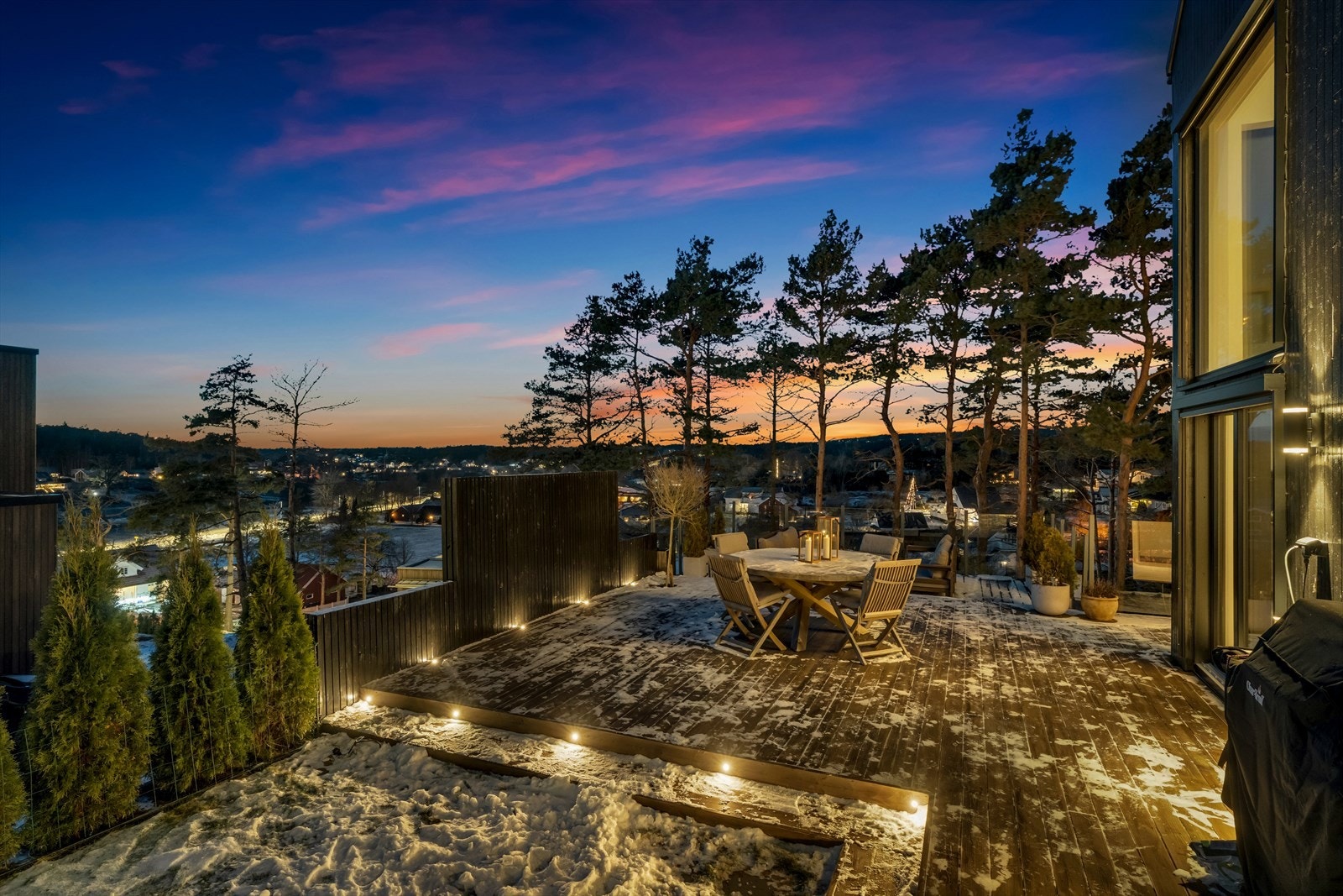 Kveldsbelysningen skaper en lun og eksklusiv atmosfære året rundt. Galleribilde