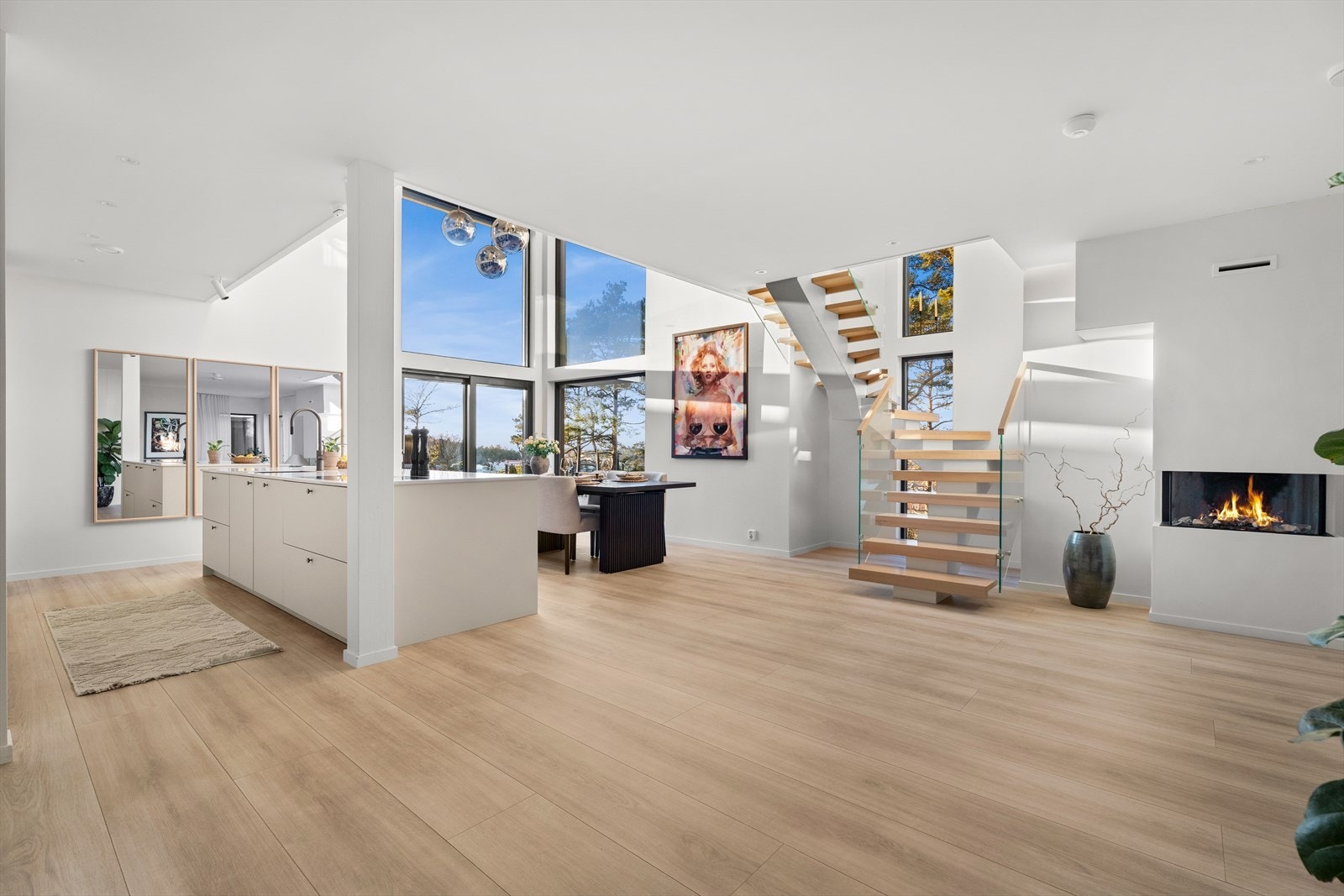 Det er elektrisk gulvvarme i entre, stue, kjøkken, badene og vaskerom. Smart gulvvarme termostater. Galleribilde