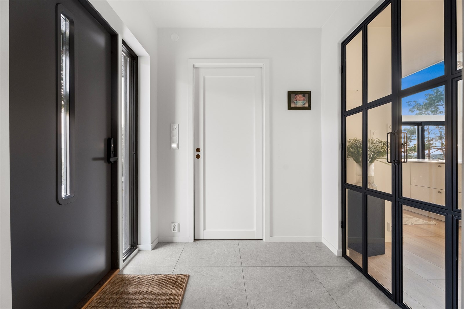 Innenfor boligens vegger møtes du av en lys og innbydende entré med god plass til oppbevaring av yttertøy og sko. Galleribilde