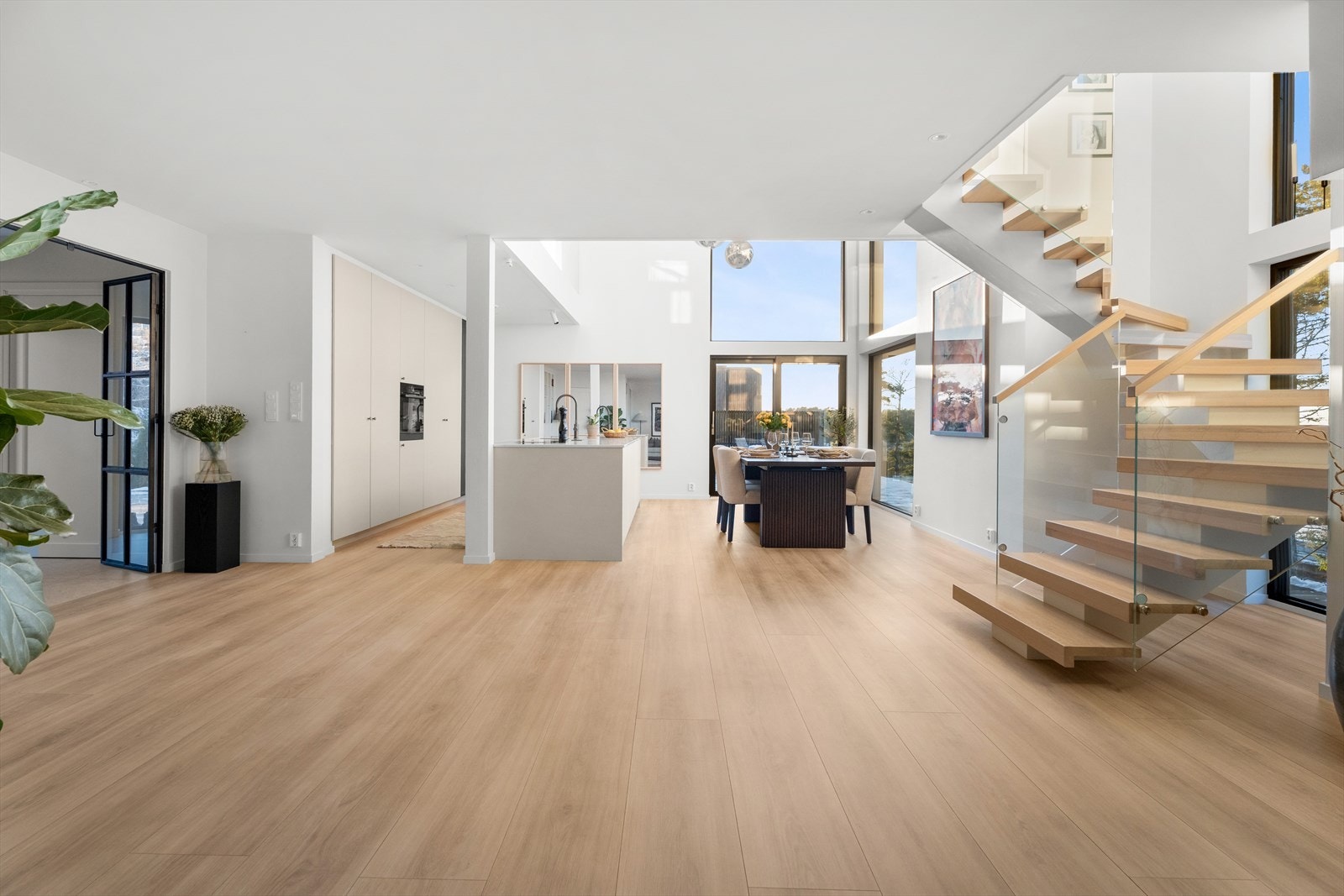 Stue mot kjøkken i boligens 1. etasje. Galleribilde