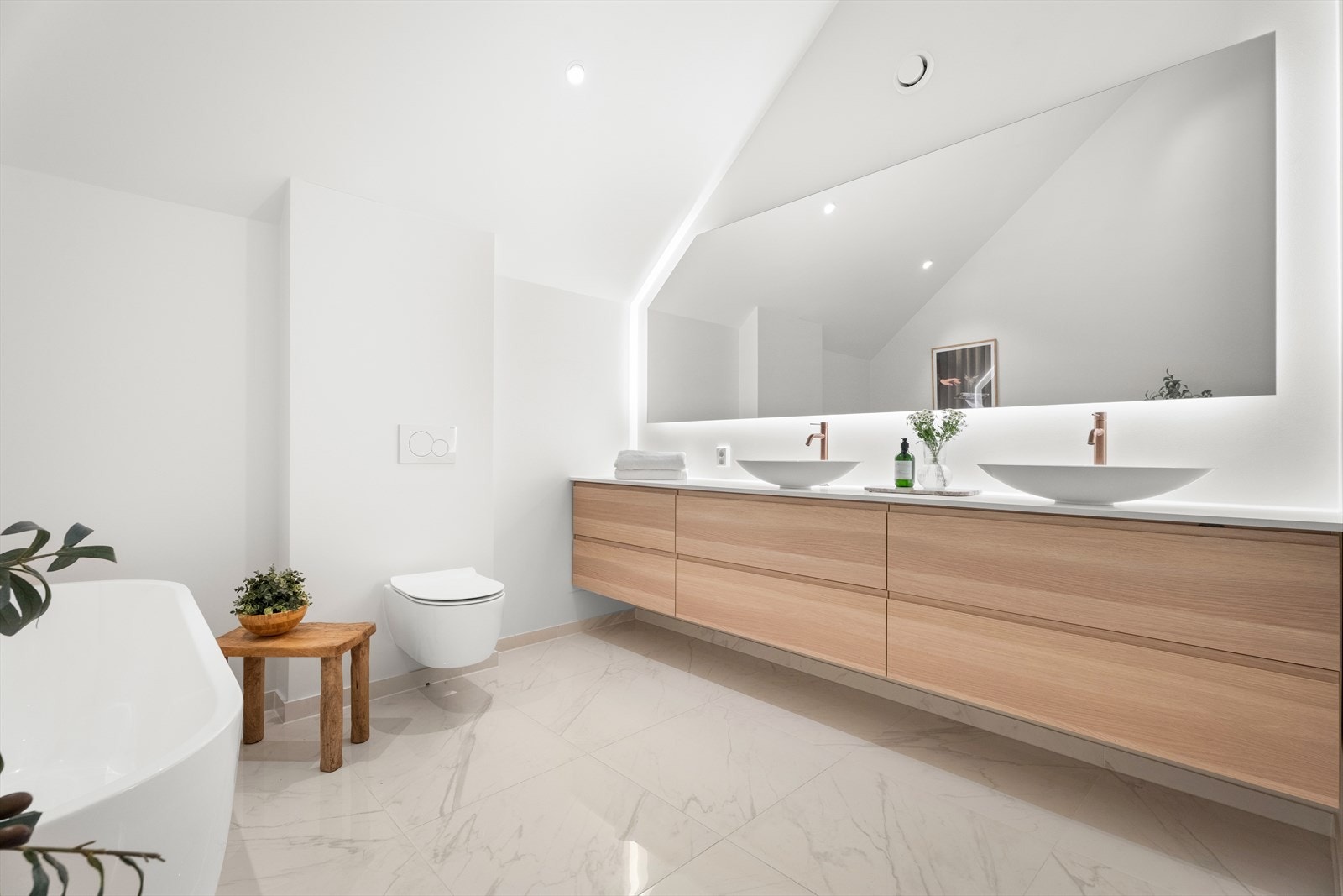 Romslig bad i 2. etasje med vegghengt klosett, en dobbel servantløsning, et badekar og et separat dusjhjørne. Galleribilde