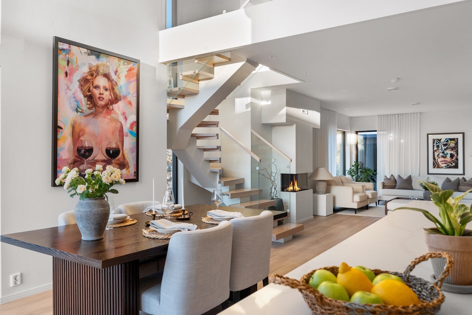 Kjøkken mot spiseplass og stue. Galleribilde