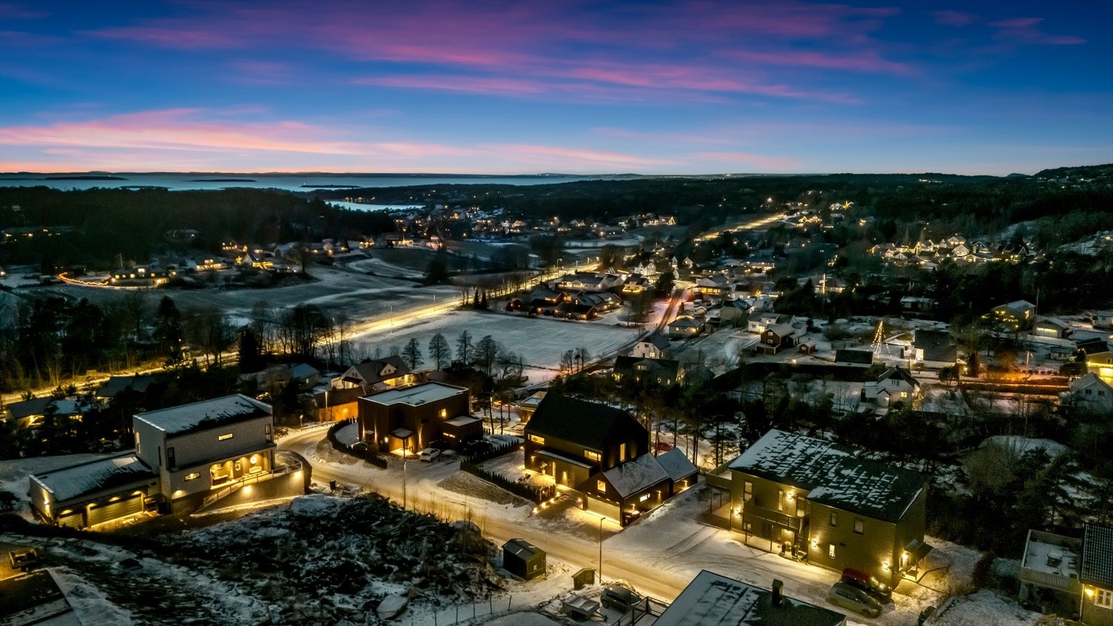 Eiendommen ligger i rolige og idylliske omgivelser på Slevik, med kort vei til barnehager, barneskole, fritidsaktiviteter og busstilbud. Galleribilde