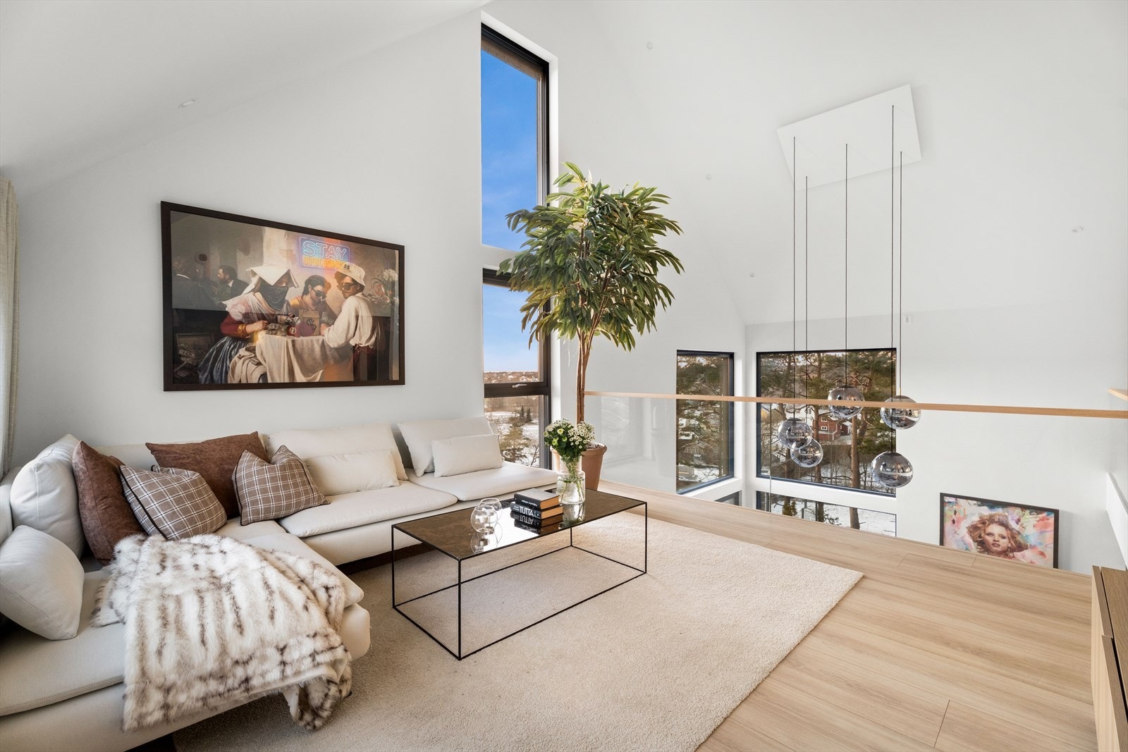 I boligens øvre plan finner du en ekstra stue - et allsidig rom som kan benyttes som TV-stue, eller et rolig oppholdsområde når du ønsker å trekke deg tilbake fra det som foregår i nedre plan. Galleribilde