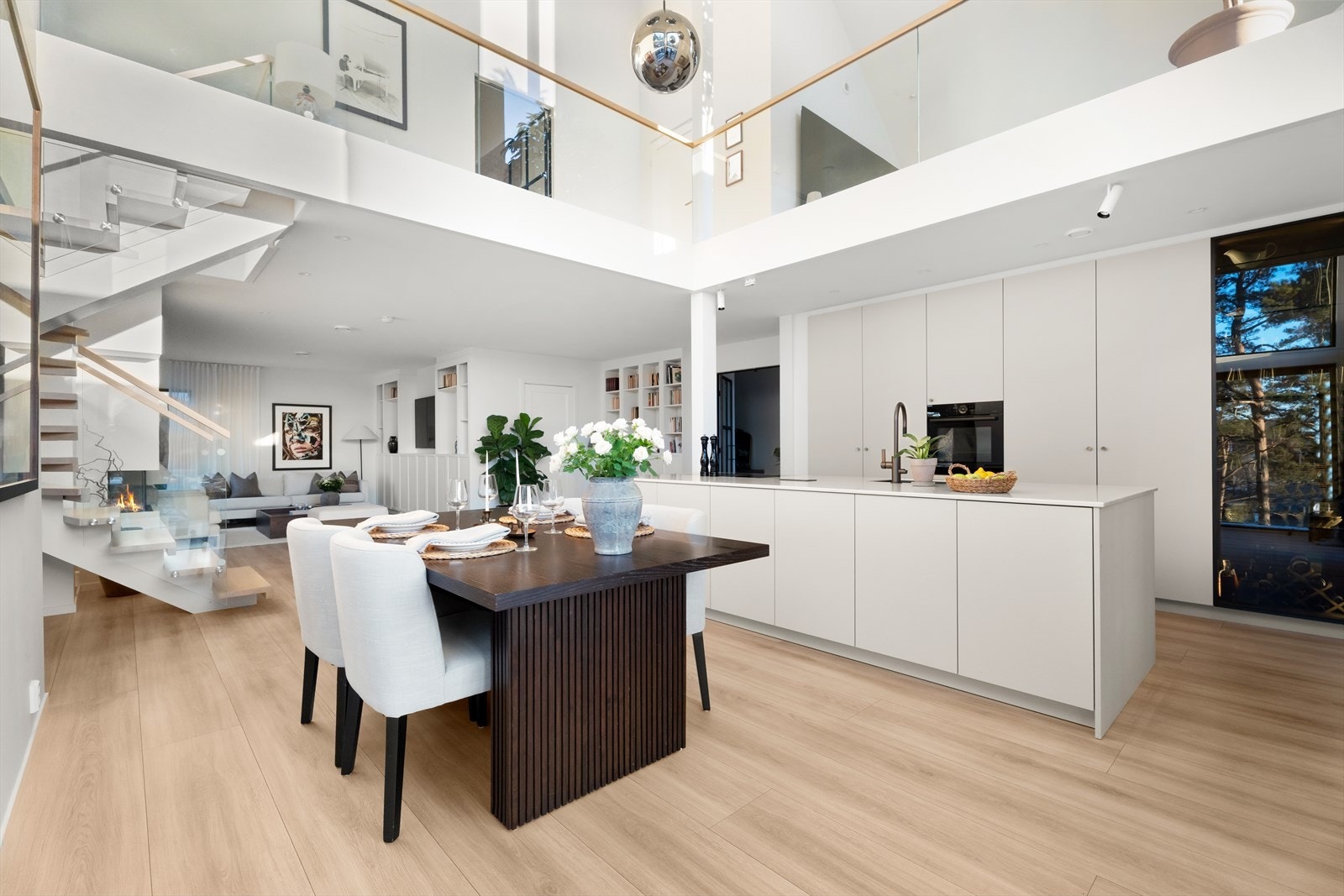 Spiseplass mot kjøkken. Galleribilde