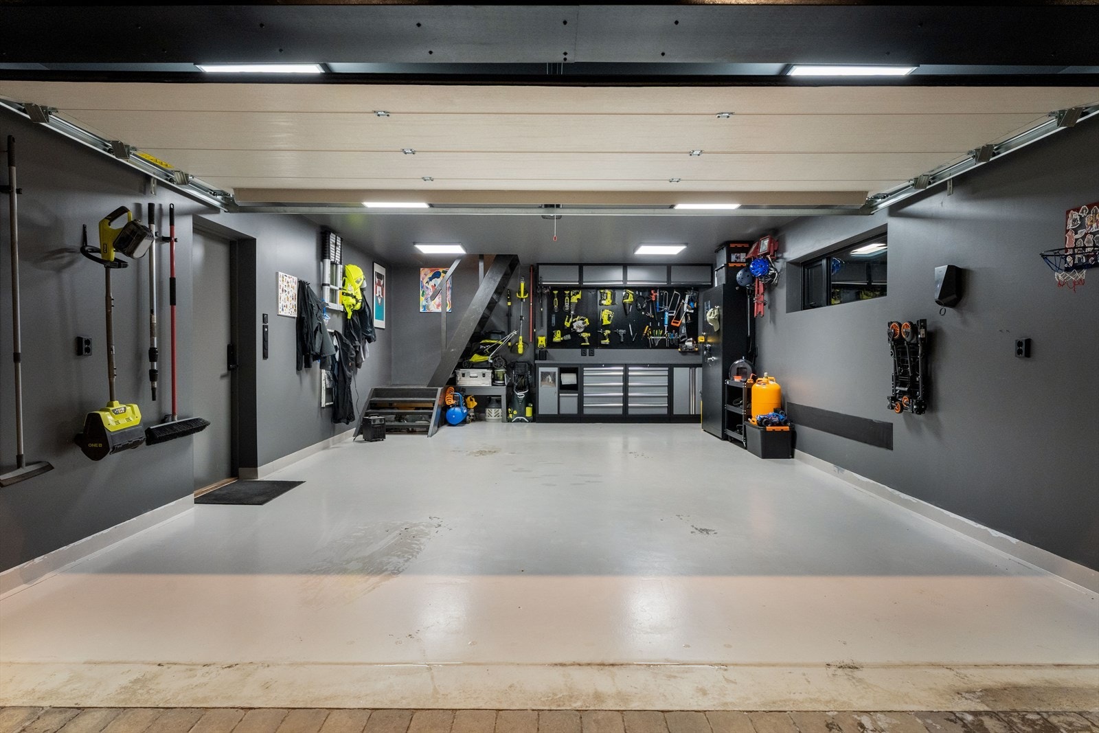 I likhet med sportsbod har garasje gips med panel rundt hele for oppheng. El-billader montert i garasje. Galleribilde