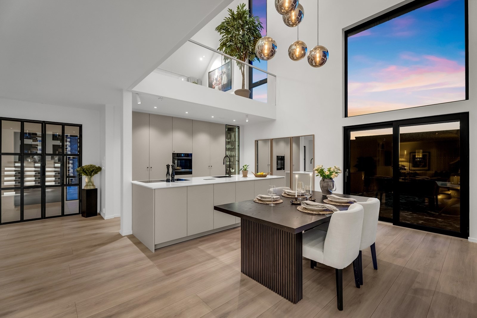 Husets hjerte er definitivt kjøkken fra Rötpunkt, kombinert med en takhøyde på omkring 8 meter! Galleribilde