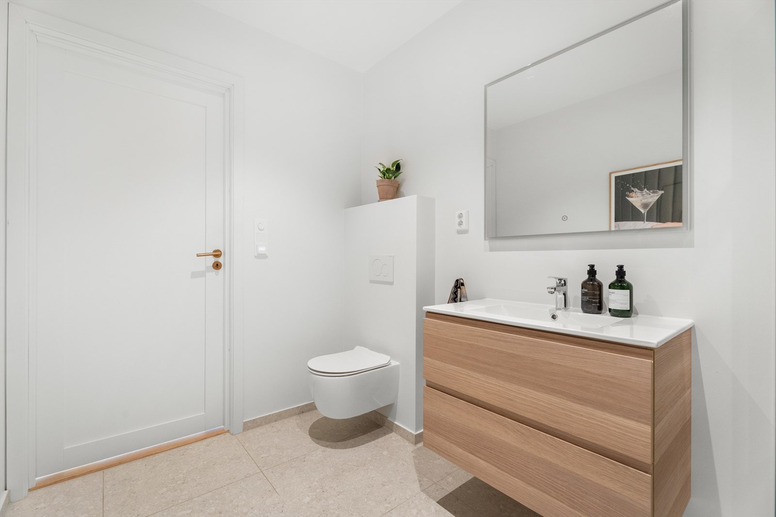 Av våtrom har boligen to stilrene bad og ett vaskerom fra 2022. Galleribilde