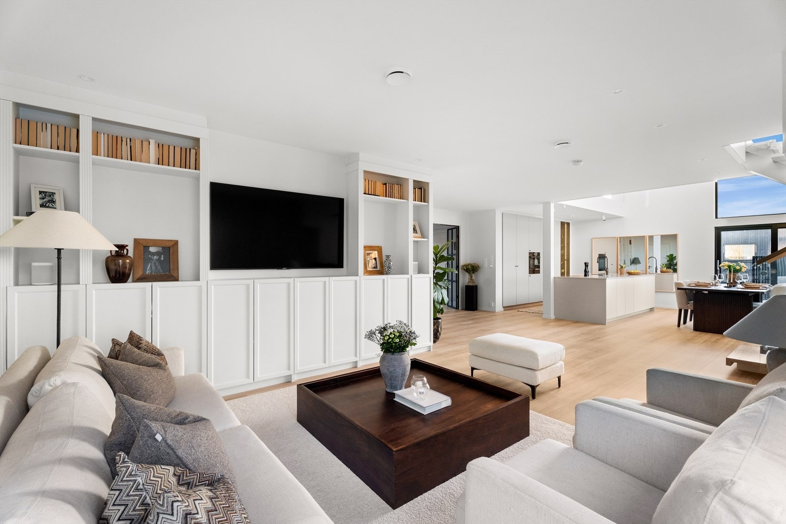 Boligen har bl.a. flotte passbygde bokhyller og monterte screens. Galleribilde