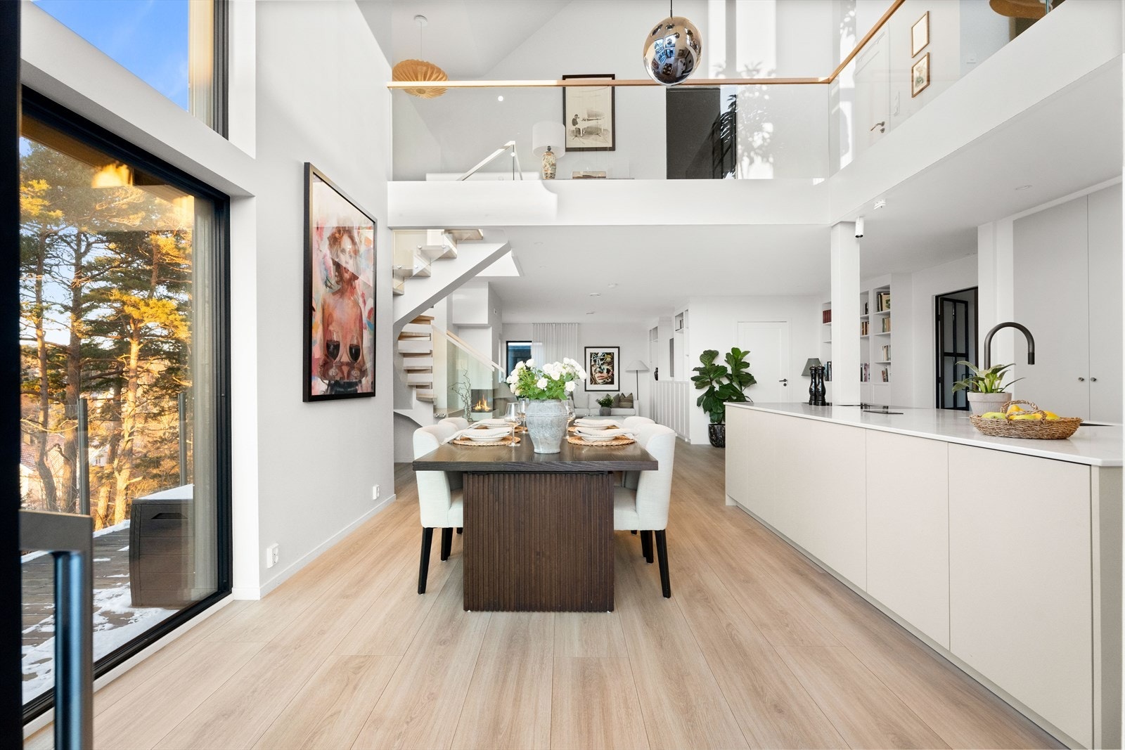 God plass til større spisegruppe med praktisk tilknytning til kjøkkenet. Galleribilde