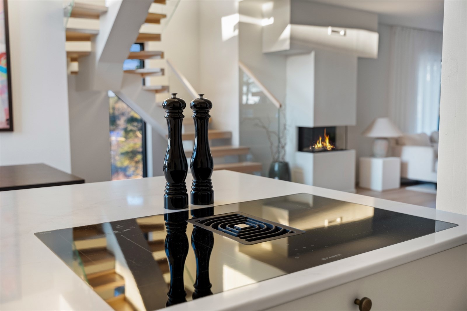 Av hvitevarer finnes integrert kjøleskap, oppvaskmaskin, platetopp og stekeovn. Vedr. hvitevarer se pkt. "løsøre og tilbehør" i salgsoppgaven. Ventilasjonen besørges av en kullfilterventilator integrert i platetoppen. Galleribilde