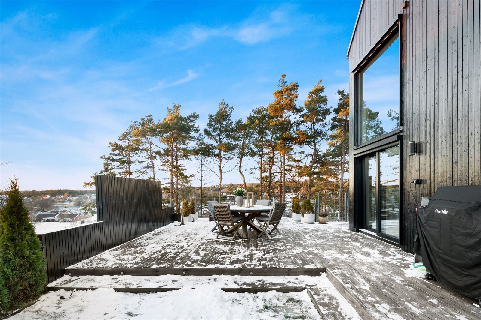 Terrassen måler hele 74 m2 og gir god mulighet for å danne de ulike soner. Galleribilde