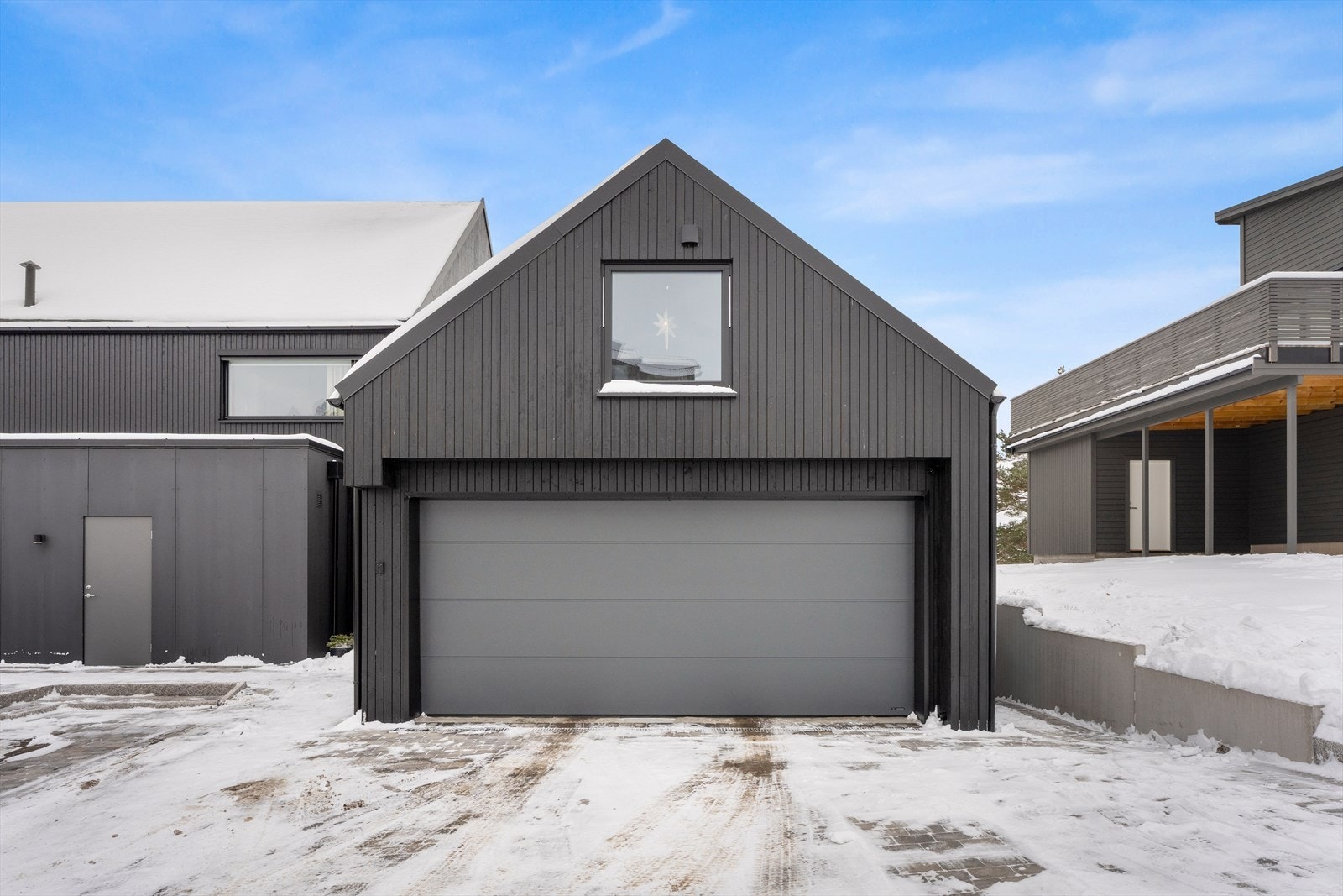 Garasje over to plan med garasjeplass i 1. etasje og loft med bodarealer. Galleribilde