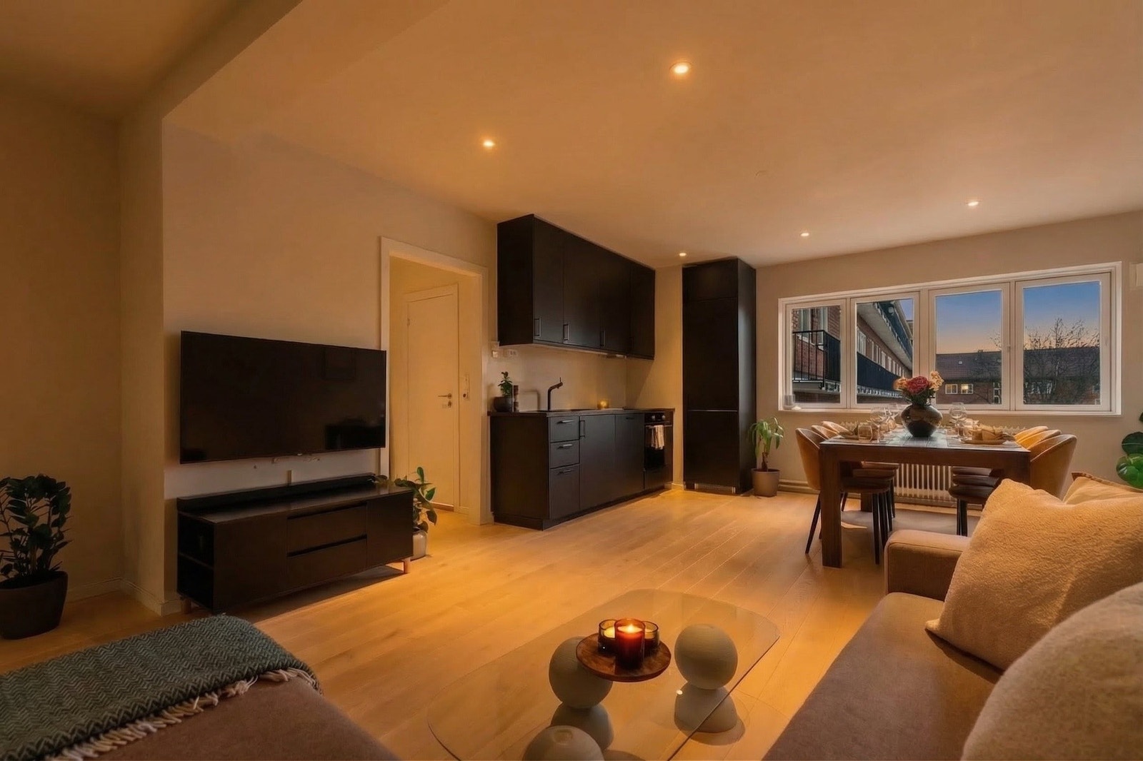 Leiligheten holder en høy standard med gjennomførte materialvalg og smarte løsninger. Den gjennomgående planløsningen gir gode lysforhold og enkel utlufting. Galleribilde