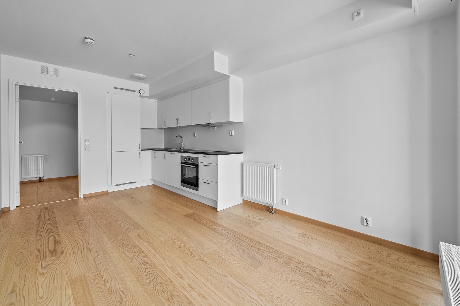 Kjøkkenet har integrert kjøl/frys, ovn, steketopp, oppvaskmaskin og uttrekkbar vifte. Belysning under skapinnredning. Galleribilde