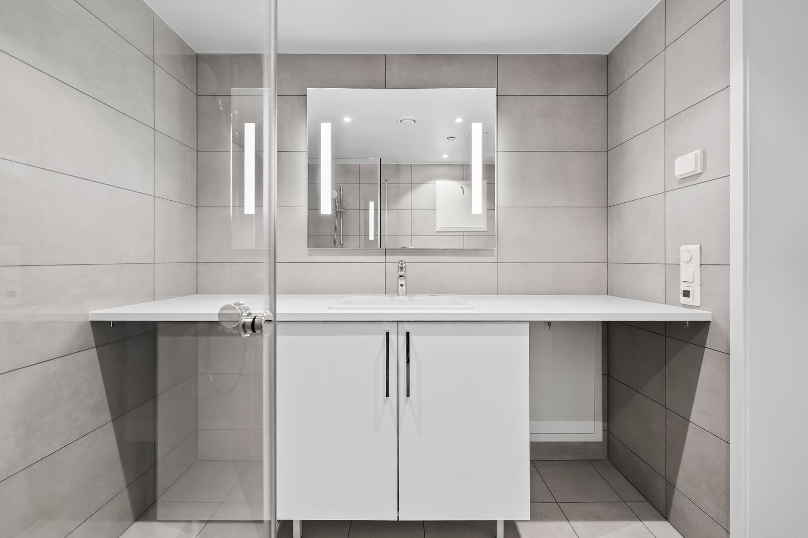 Delikat flislagt bad med alt man trenger for å få en fin start på dagen. Varmekabler i gulv. Galleribilde