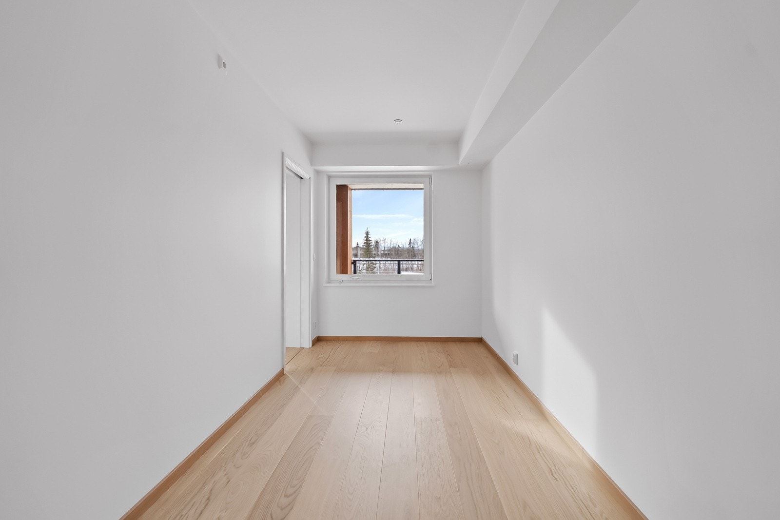 Soverommet har god plass til en større dobbeltseng med tilhørende nattbord. Galleribilde