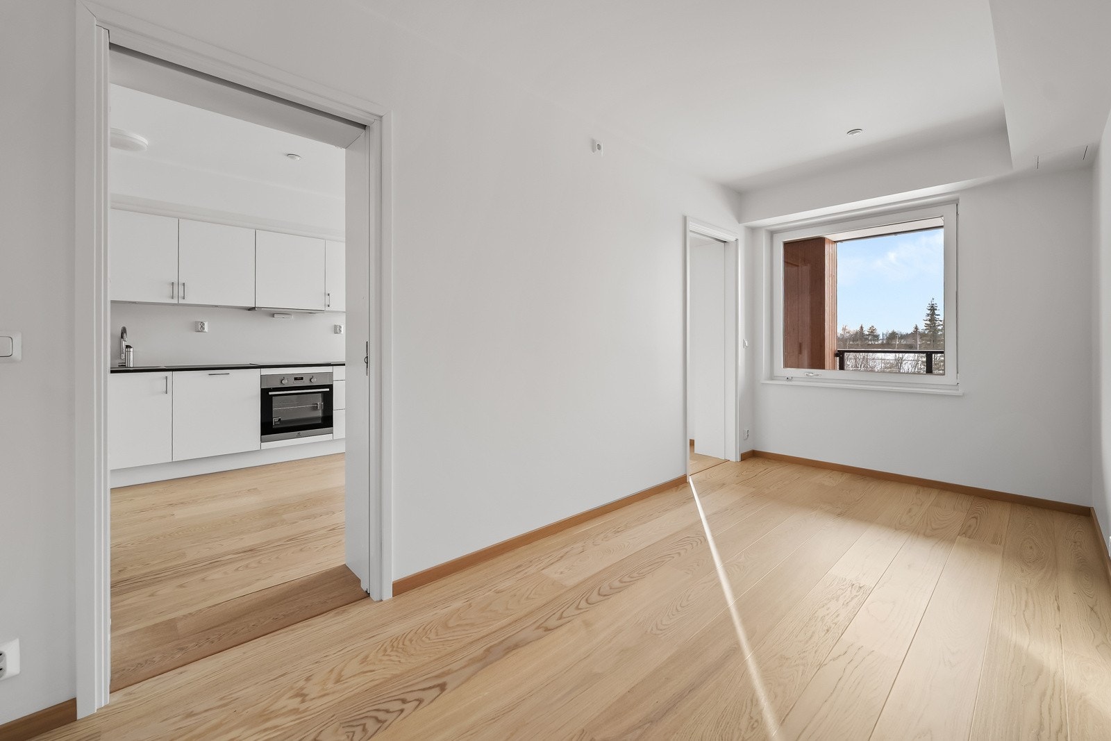 Soverommet har god plass til en større dobbeltseng med tilhørende nattbord. Galleribilde