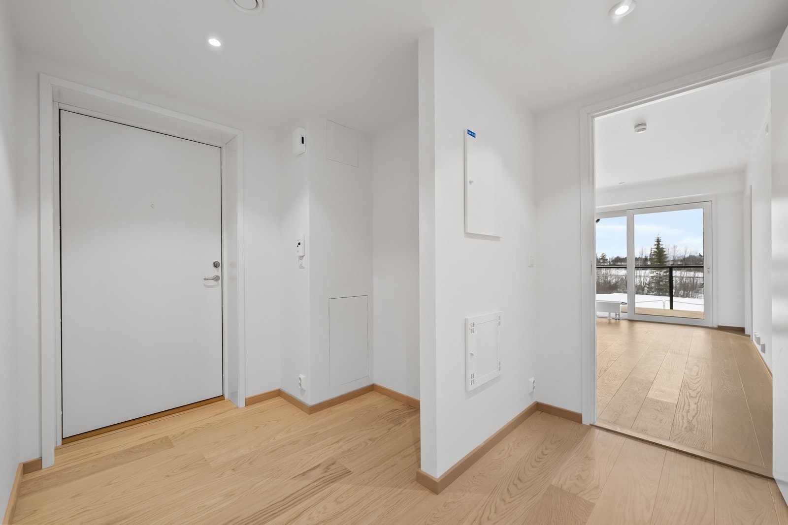 Lys entré som gir et godt førsteinntrykk. God avsatt plass til skapinnredning. Galleribilde