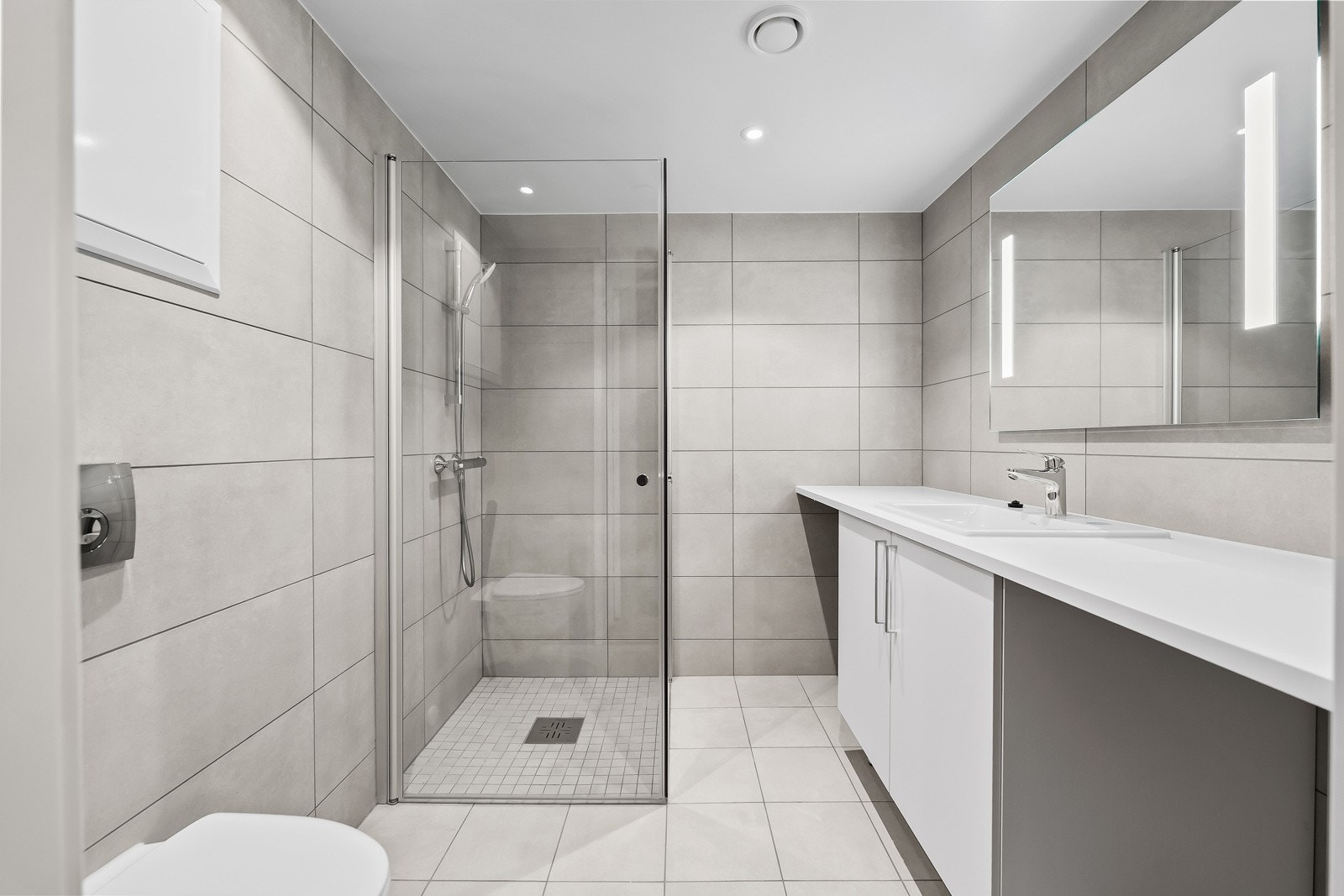 Delikat flislagt bad med alt man trenger for å få en fin start på dagen. Varmekabler i gulv. Galleribilde