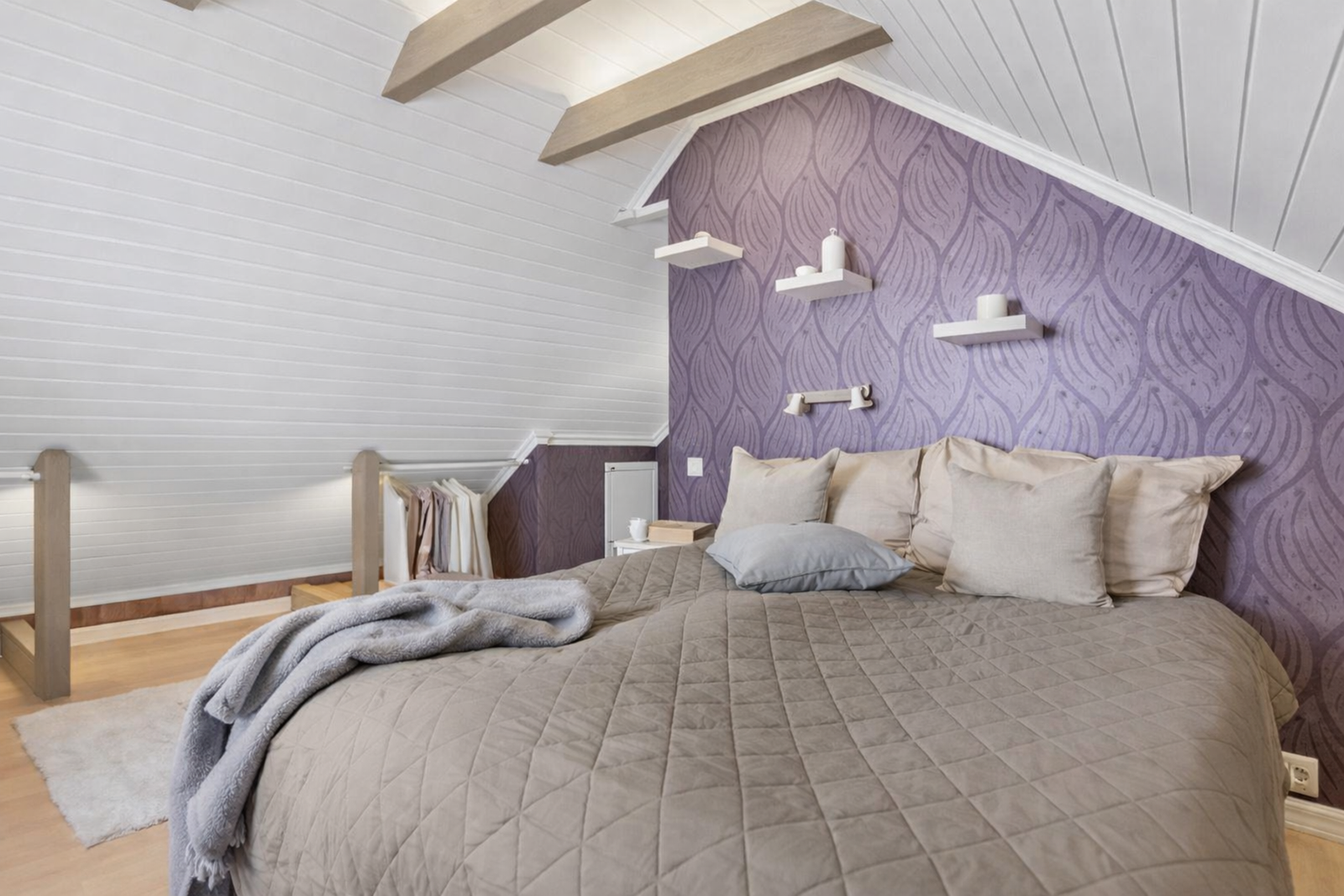 Soverommet er utstyrt med stilig belysning i bjelkene. (Dette bildet er AI-redigert) Galleribilde