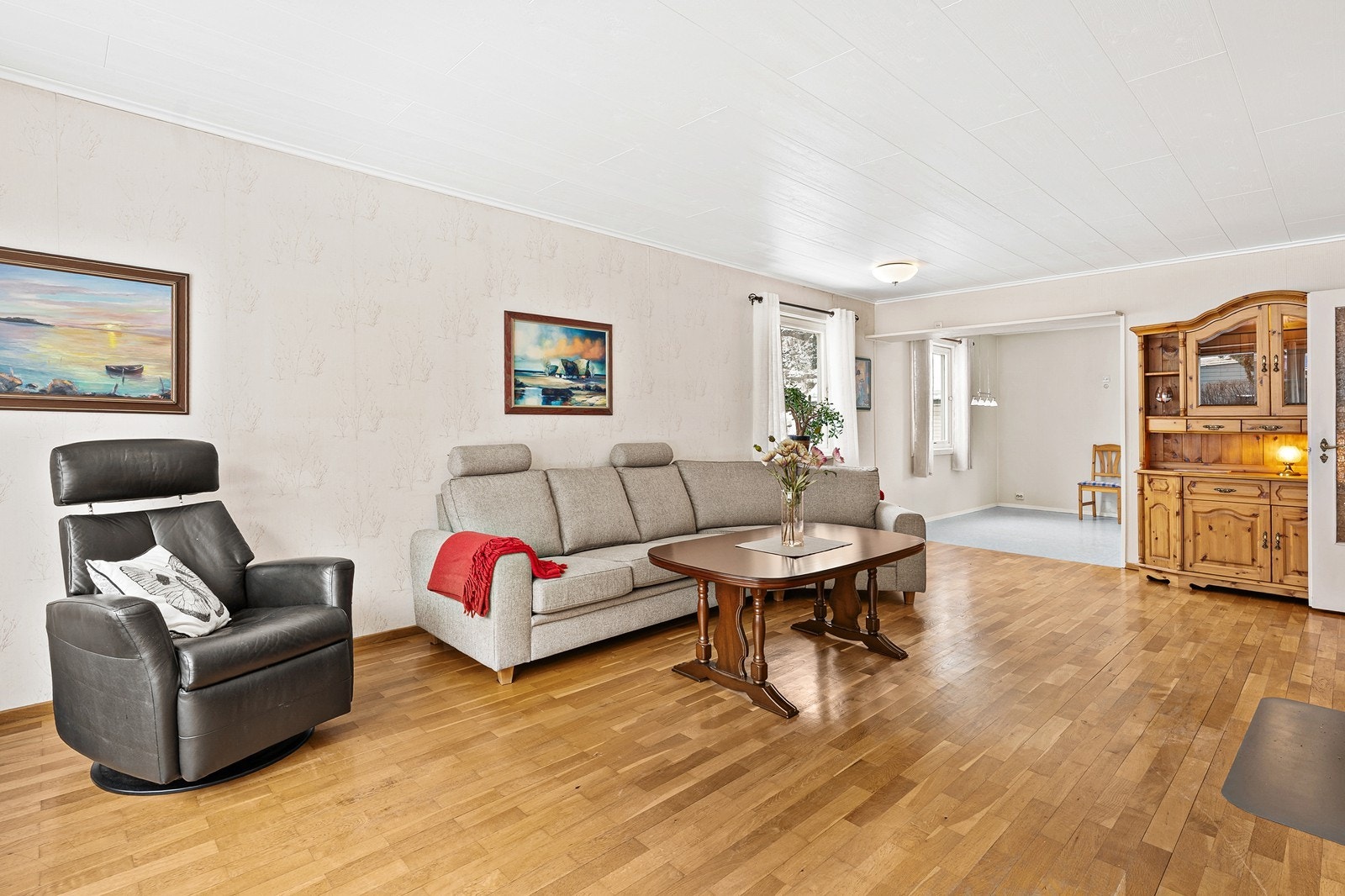 - Boligen kjennetegnes med store og gode oppholdsrom - Galleribilde