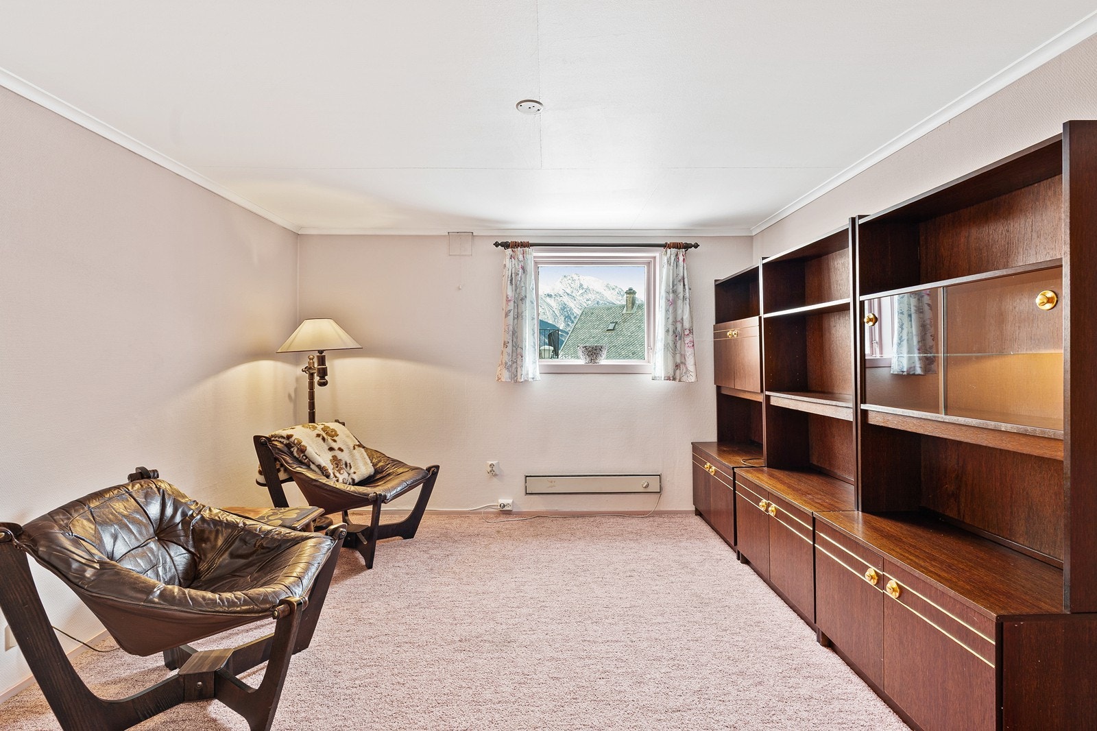 - Soverom i kjelleretasje - (Ikke godkjent, opprinnelig byggemeldt som hybelrom) Galleribilde