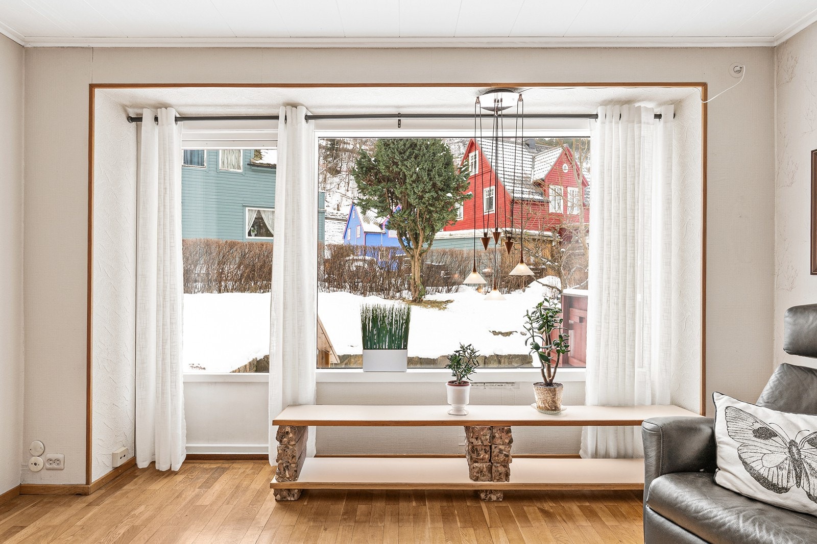 - Stuen fremstår som lys og luftig med flere store vinduer som åpner rommet og sørger for godt med lysinnslipp - Galleribilde