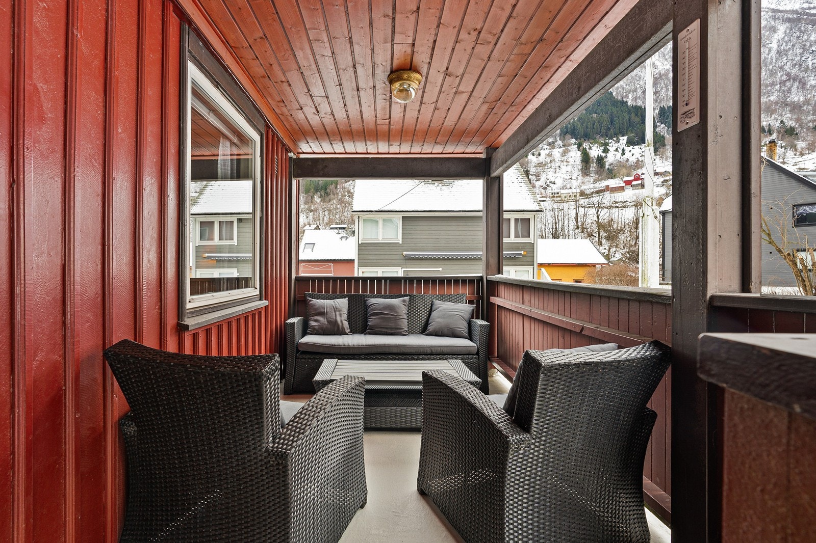 - Hyggelig, overbygget uteplass ved inngangspartiet - Galleribilde