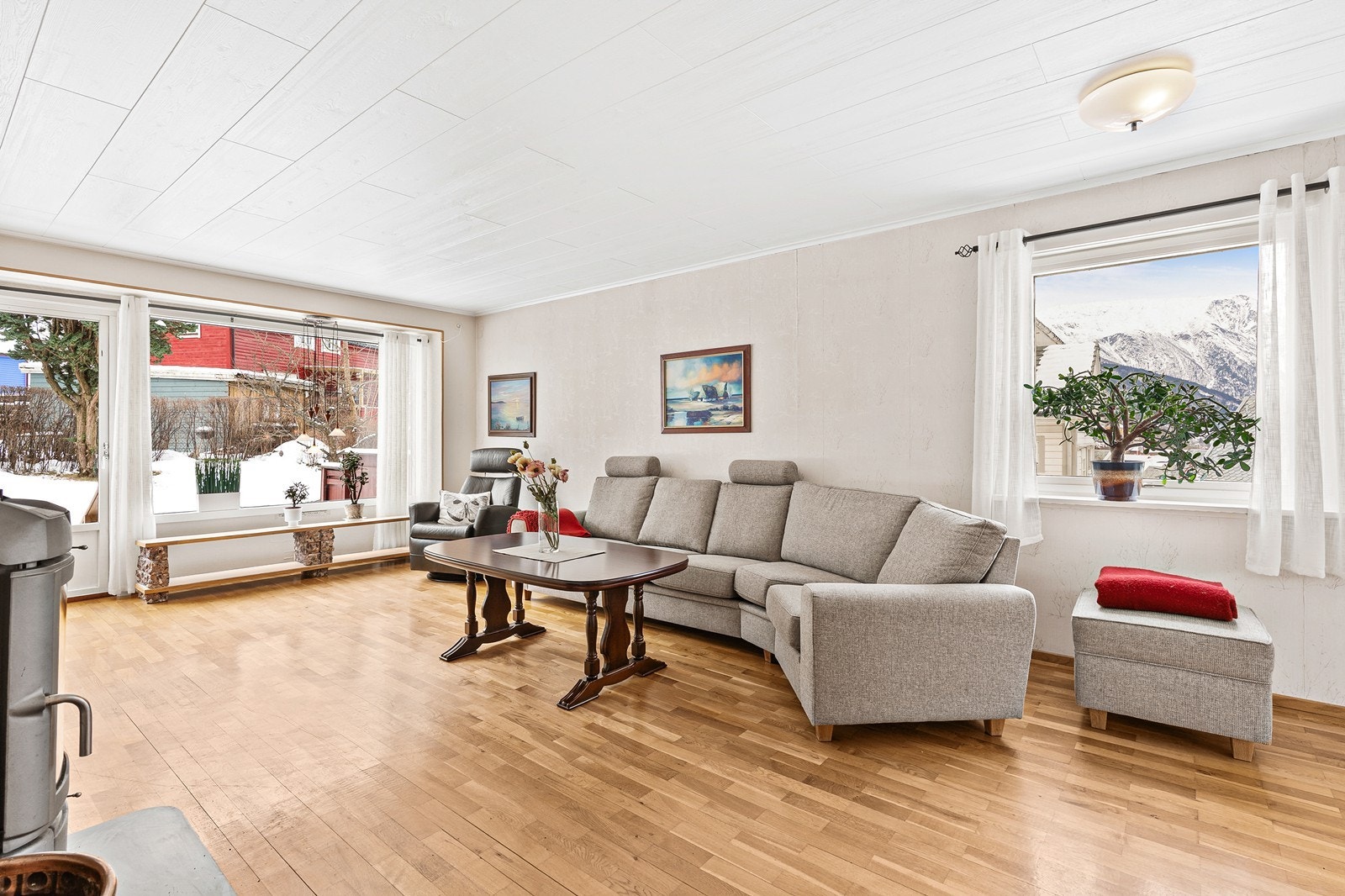 - Stuen er romslig og har god plass til å innrede med ønsket møblement - Galleribilde