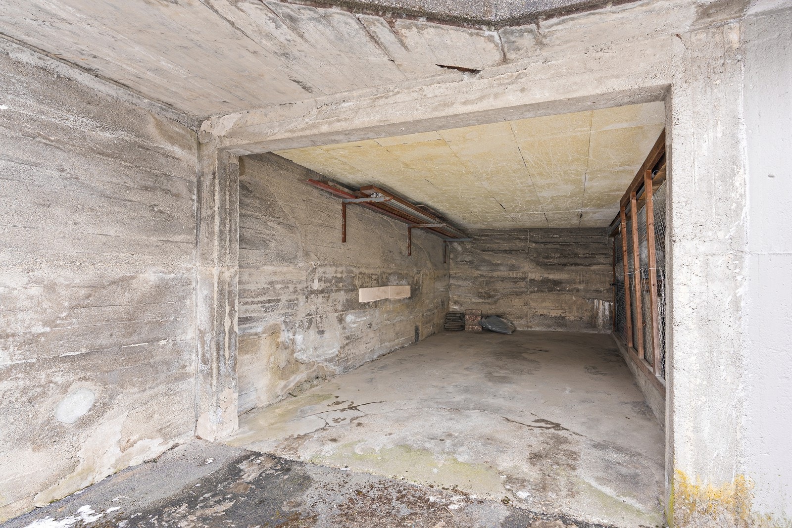 - Parkering i carport. Det er i tillegg plass til ytterligere én bil foran carporten - Galleribilde