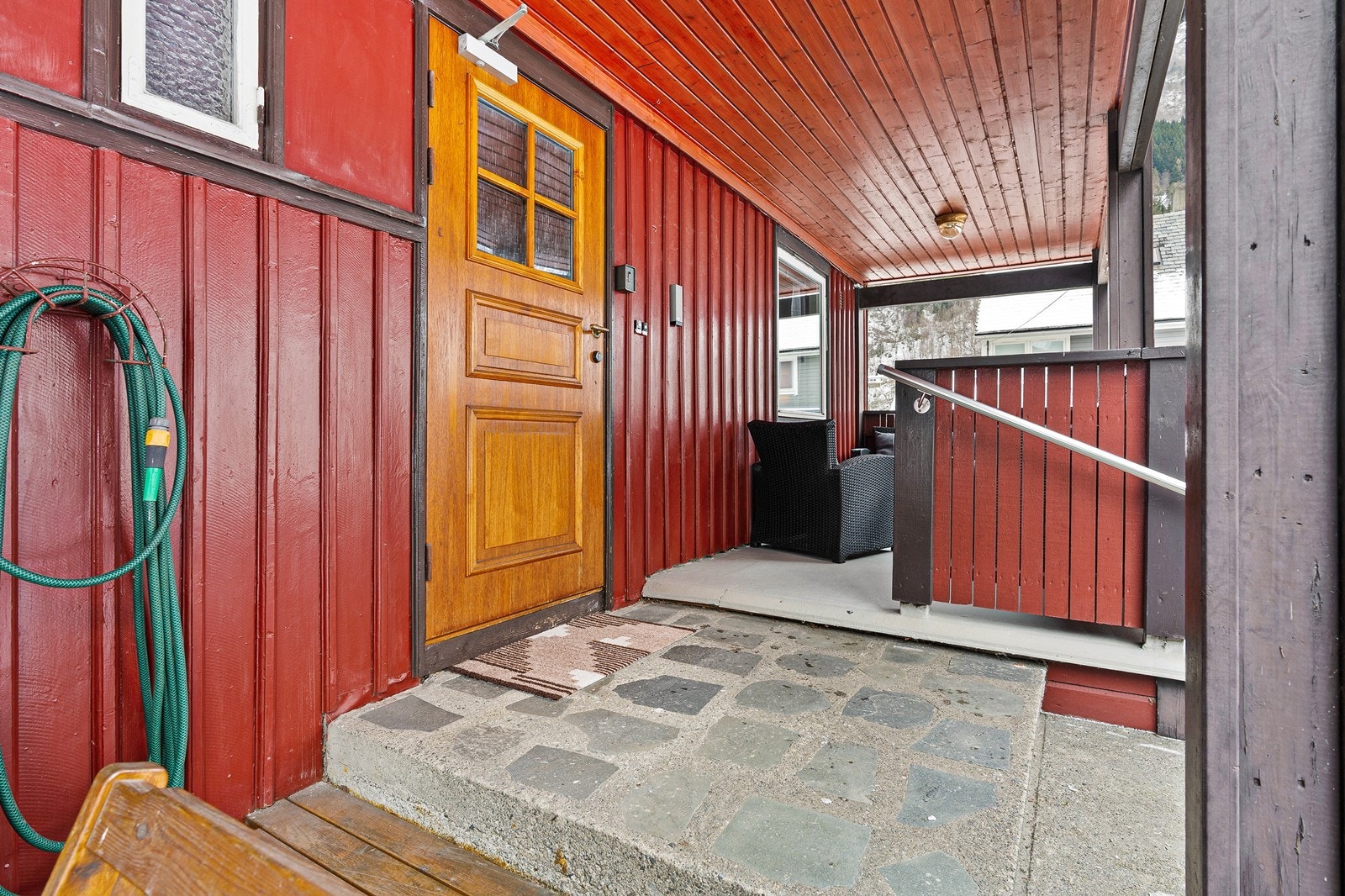 - Det at inngangspartiet er overbygget settes spesielt stor pris på på regntunge dager - Galleribilde