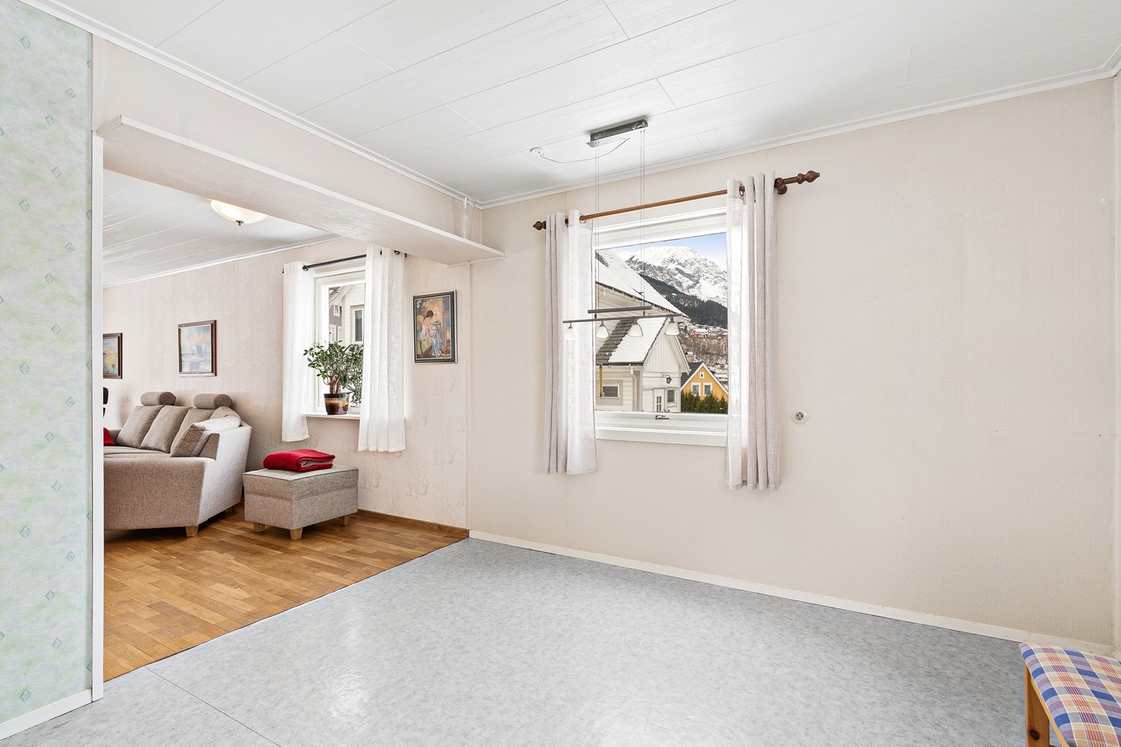 - Her har du også plass til et hyggelig spisebord om ønskelig - Galleribilde