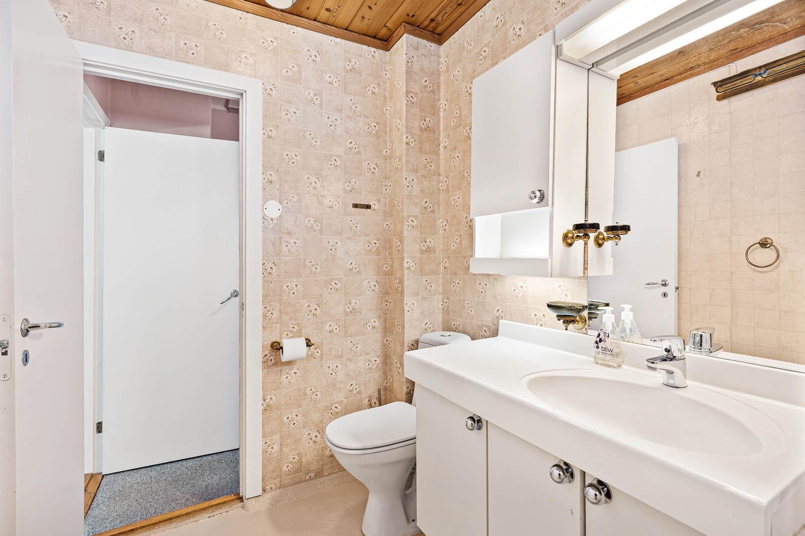 - Gode oppbevaringsmuligheter i servantmøblement - Galleribilde