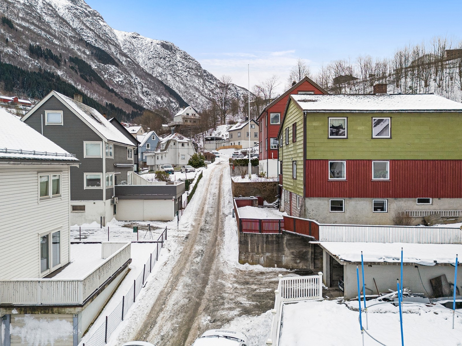- Fra boligen er det kun 5 min gange til busstoppet "Sjukehusvegen" m/totalt 10 ulike linjer - Galleribilde