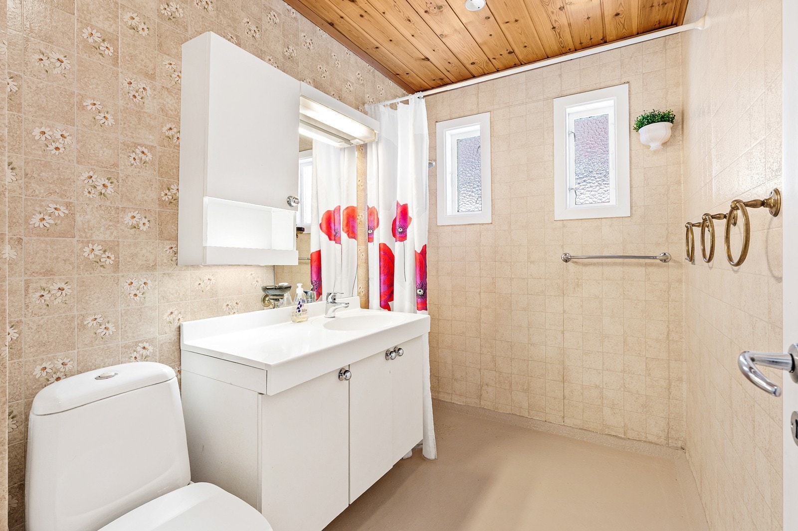 - Romslig og praktisk baderom - Galleribilde