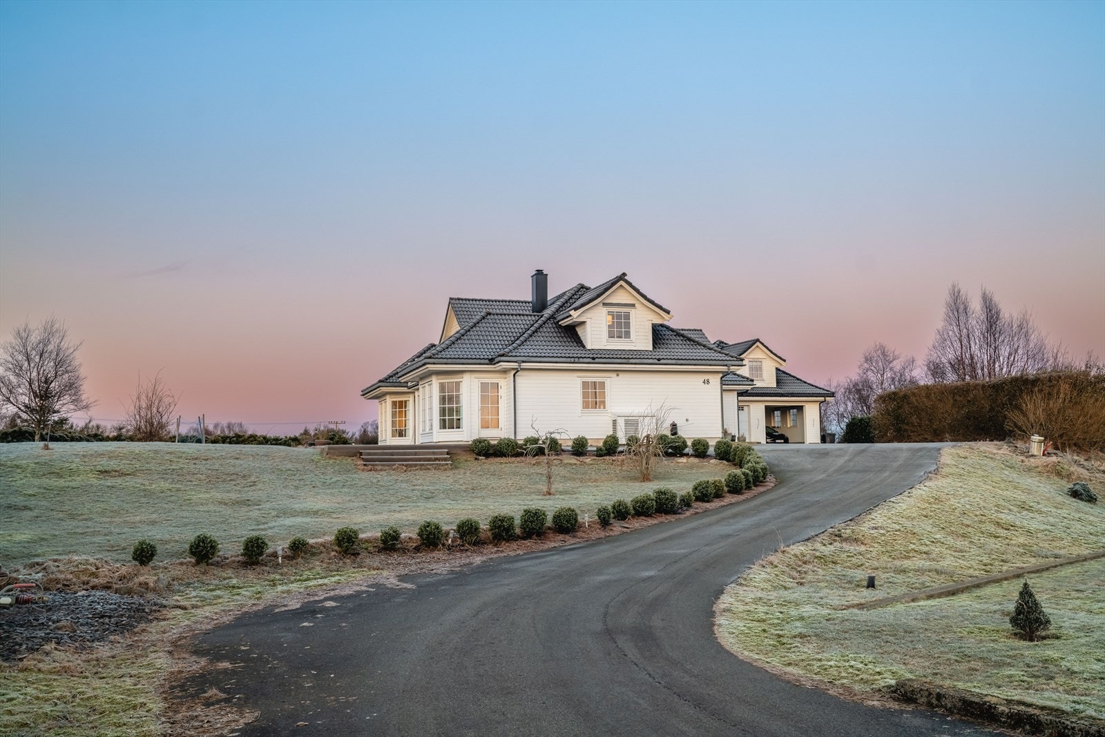 Nydelig opparbeidet eiendom med asfaltert innkjørsel og gårdsplass. Hagen er et eldorado for lek og moro. Galleribilde