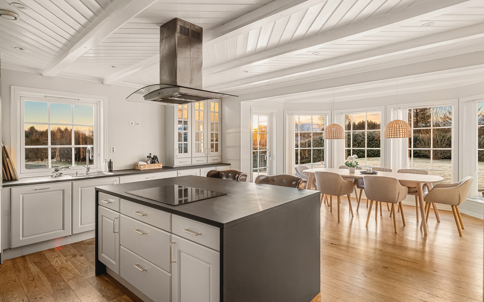 Også dette rommet bader i dagslys, og er et veldig herlig rom å oppholde seg i. Galleribilde