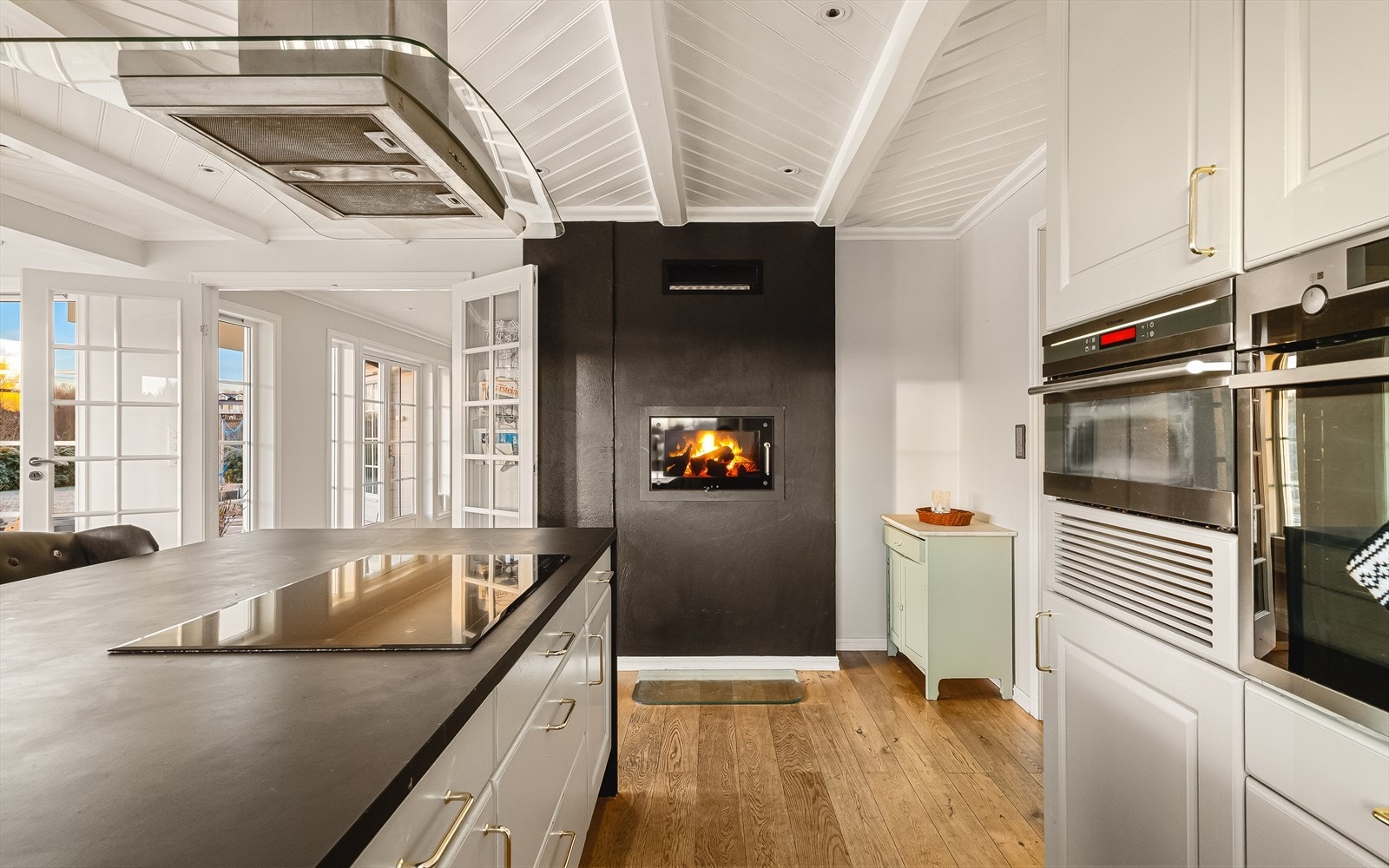 Vedovn går gjennom pipe til kjøkken for peiskos også her. Hyggelig med bardisk, som er en ypperlig plass for både middagsgjester og lekser under middagslaging. Galleribilde