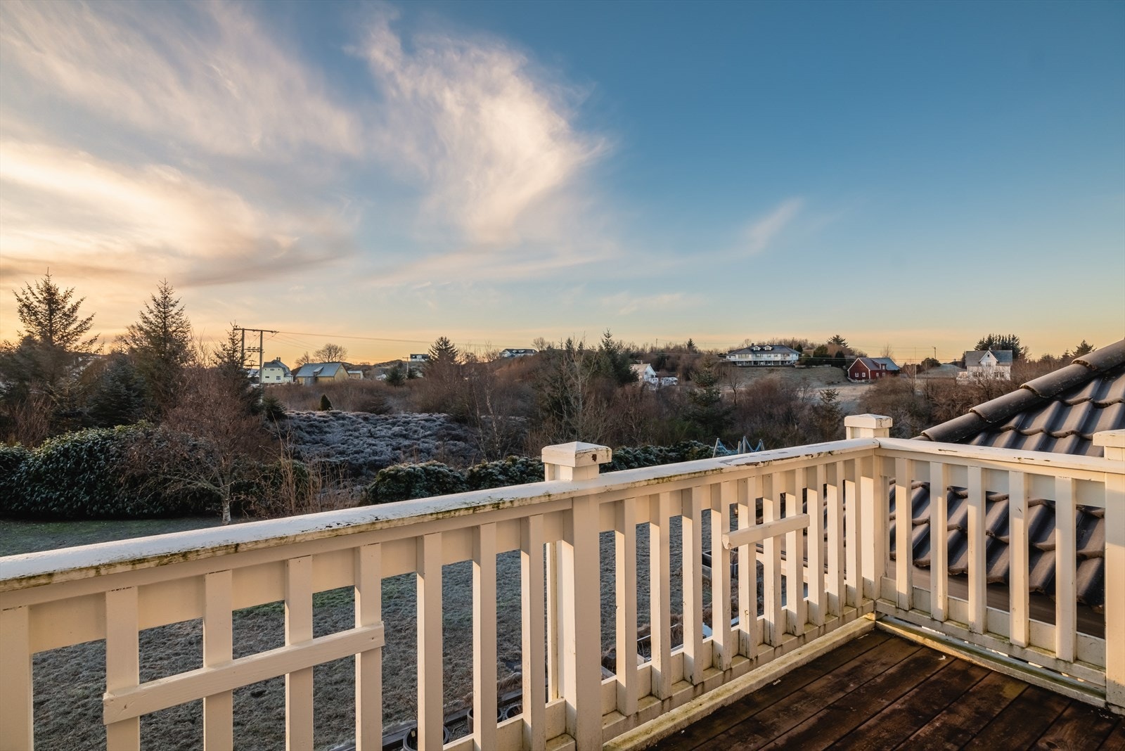 Trivelig boligområde hvor det er flere eneboliger i nabolaget, i behagelig luftig avstand fra eiendommen. Galleribilde