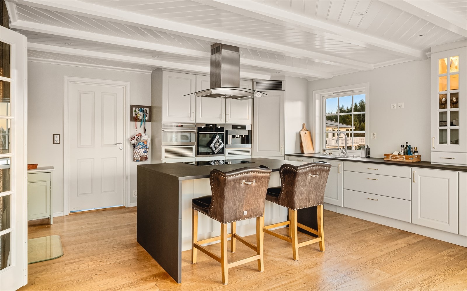 Nydelig innredning fra Møre. Integrert oppvaskmaskin, stekeovn, mikrobølgeovn, kaffemaskin, stort hjørnekjøleskap og platetopp. Galleribilde