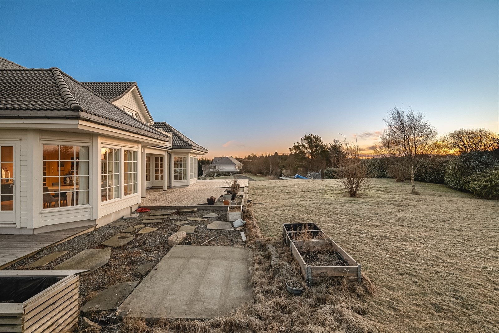 Selv om eiendommen er stor, er den lettstelt med mye terrasser og fin flat plen. Galleribilde